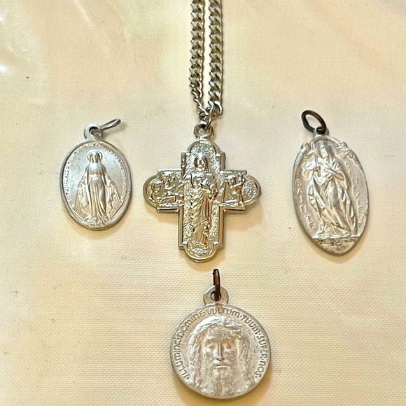 VTG Set Or 4 Medals Pendant Catholic 1960 SACRED HEART Virgin Mary  Jesus #11 - Picture 1 of 5